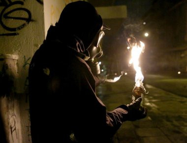 Αναρχικοί κάνουν επιδρομές στην Αθήνα, προκαλλώντας φθορές